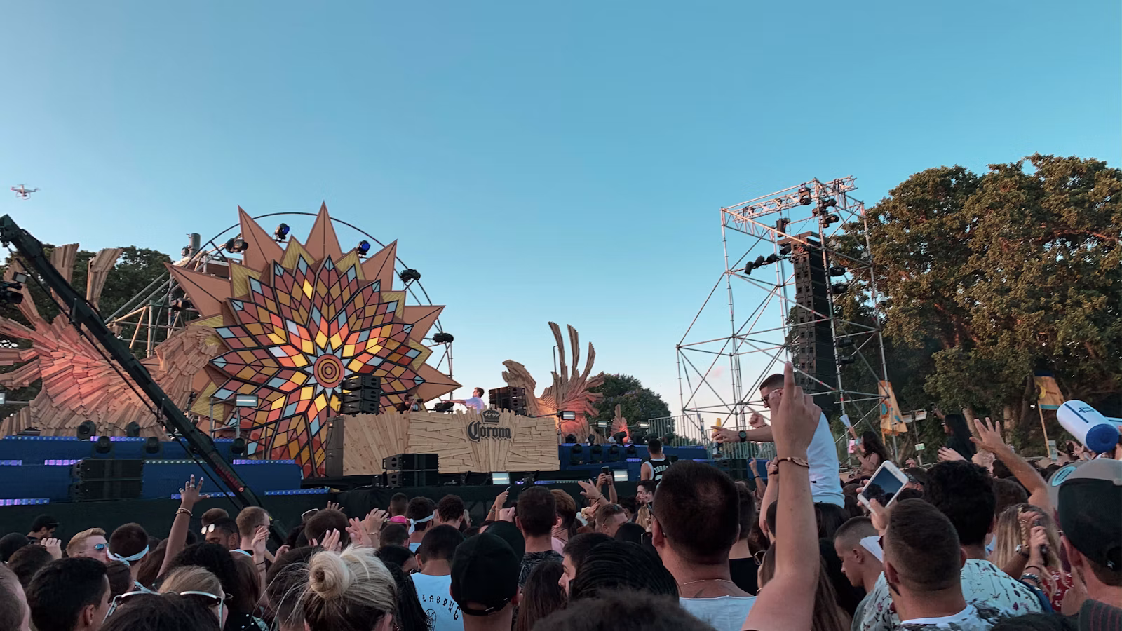 Muzikos festivalio scena ir minia