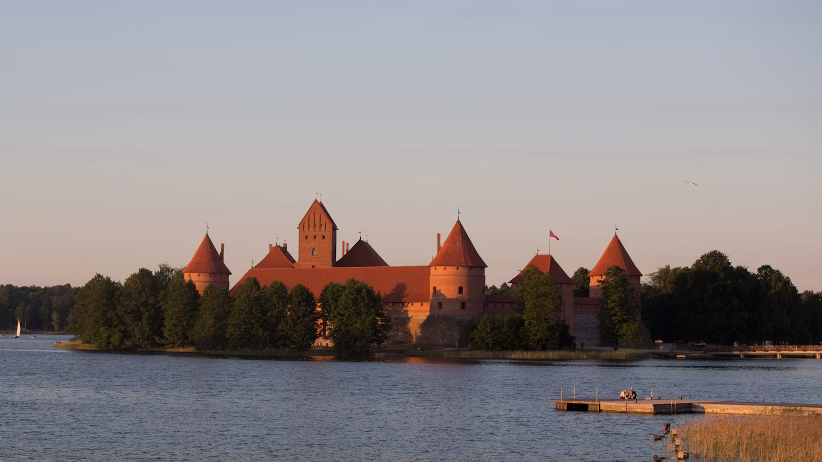 Biržų pilis ežero pakrantėje