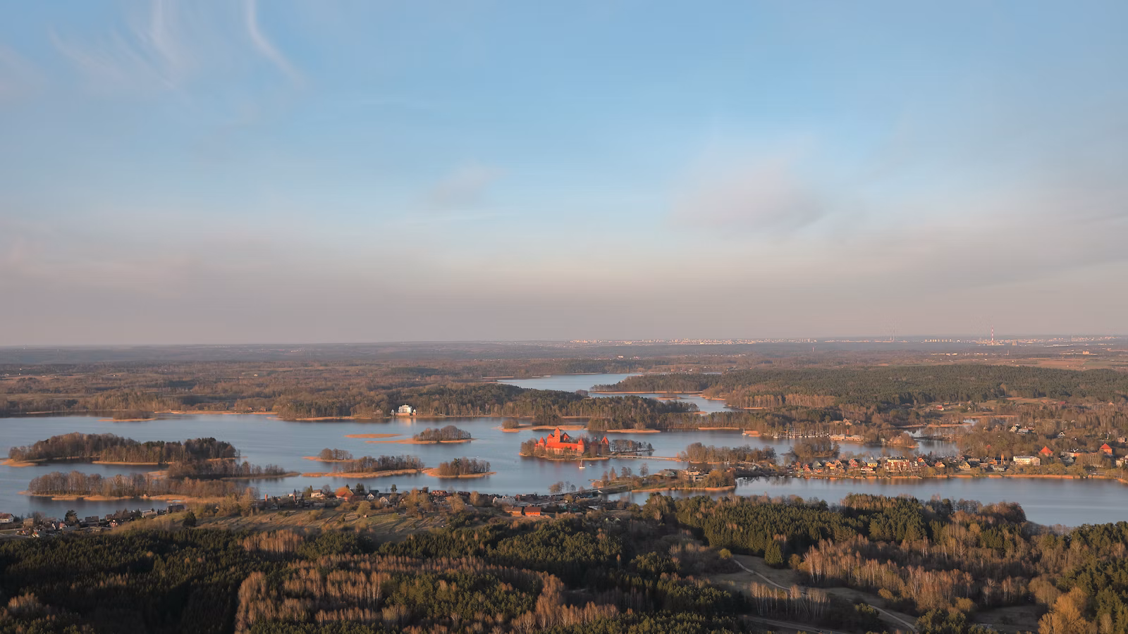 Ežerų ir gyvenvietės panorama nuo kalvos