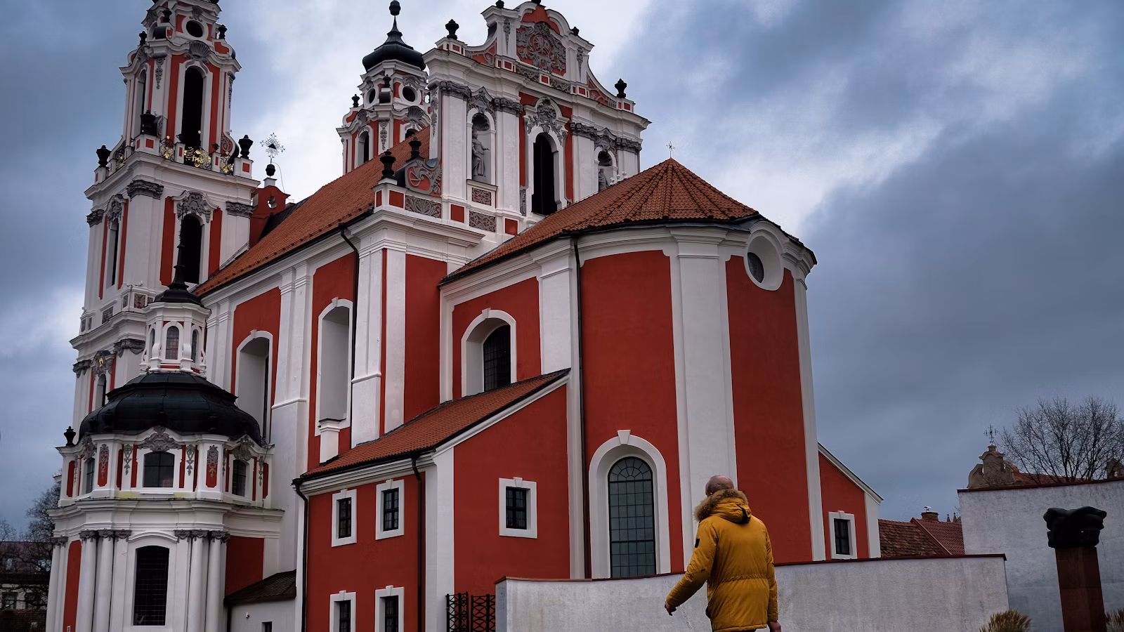 Raudonai balta bažnyčia istoriniame miestelyje