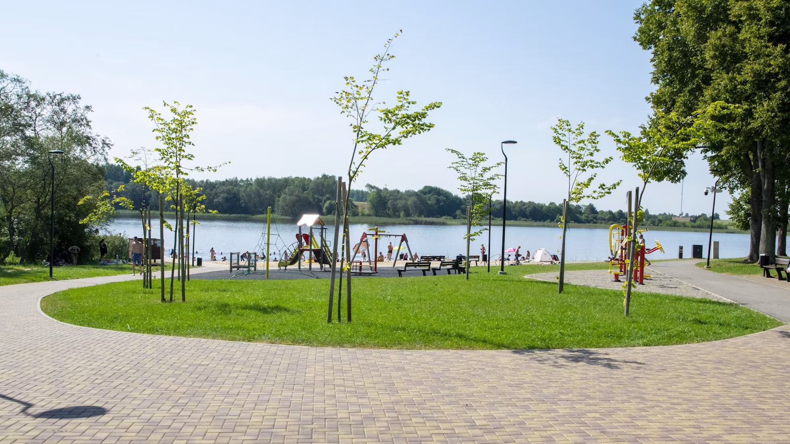 Poilsio parkas su vaikų aikštele prie ežero
