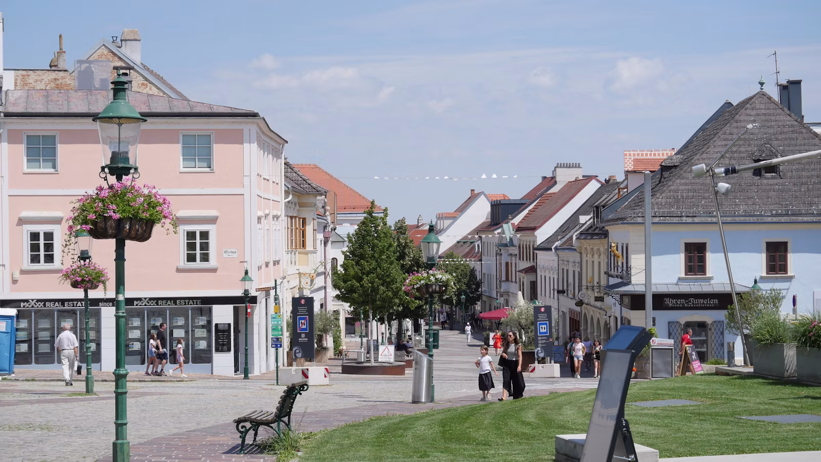 Spalvingi centro pastatai ir pėsčiųjų gatvė